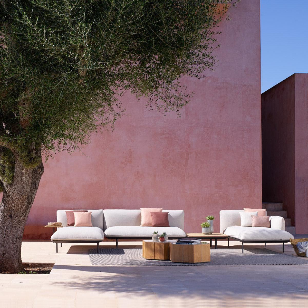 Tribù Beistelltisch HEXAGON hoch neben Outdoor-Couchlounge – minimalistisches Designmöbel für stilvolle Gärten