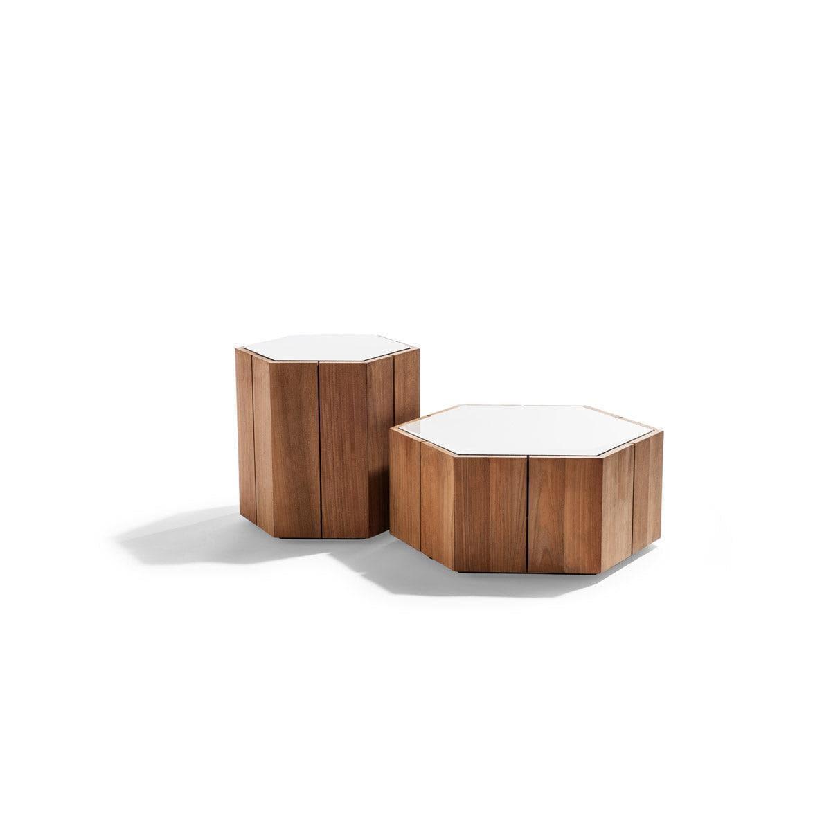 Seitliche Ansicht des Beistelltischs HEXAGON hoch von Tribù in L10 Linen – filigranes Design mit sechseckiger Form und matter Oberfläche für elegante Outdoor-Ambiente