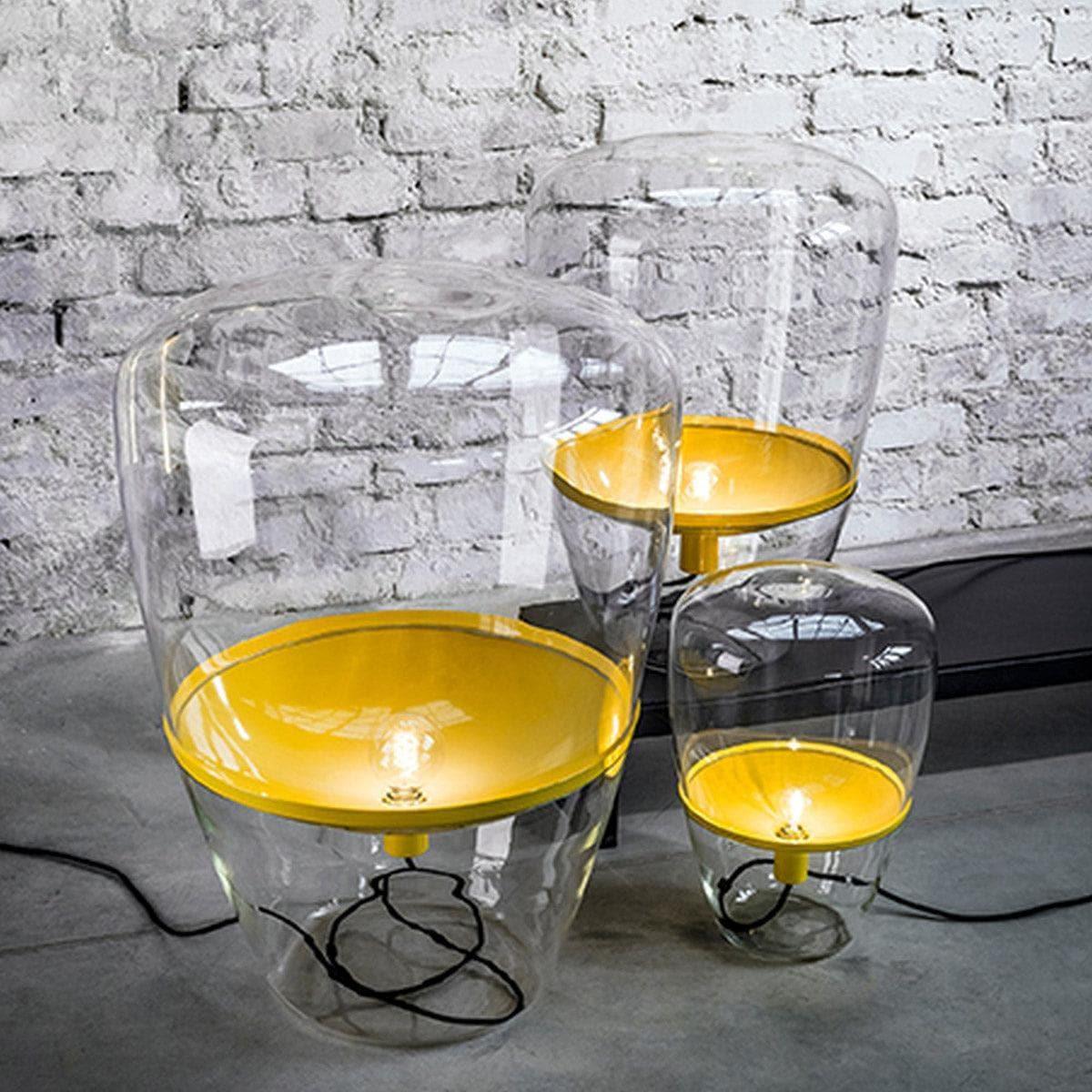 BALLOONS PC857 Tischlampe mit naturbelassenem Holzfuß und zitronengelbem Reflektor – stimmungsvolle Lichtquelle im wohnlichen Umfeld