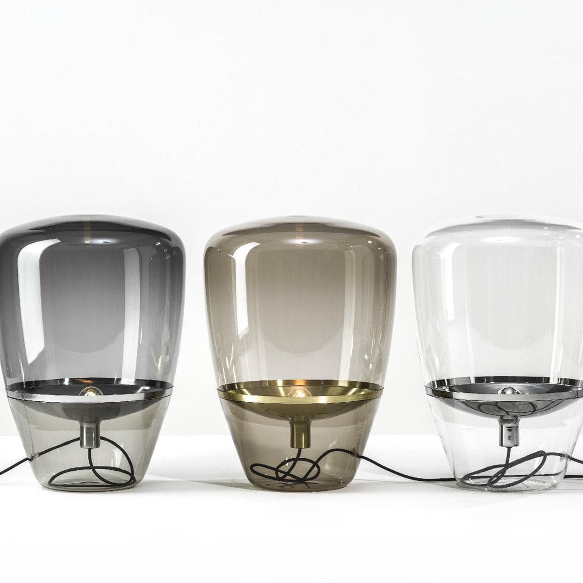 Drei BALLOONS PC857 Tischlampen von Brokis in den Glasfarben Transparent, Rauchbraun und Rauchgrau – stilvoll arrangiert in unterschiedlichen Größen