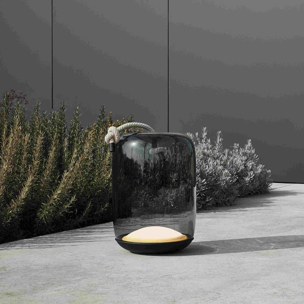 Brokis KNOT BATTERY Lampe freistehend auf dem Terrassenboden – stilvolle Outdoor-Leuchte mit warmem Licht und tragbarem Format