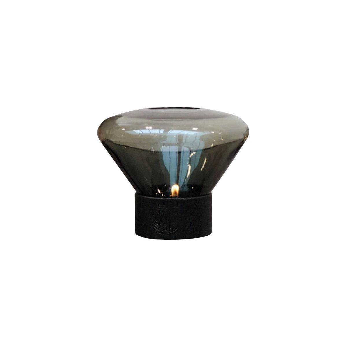 Modellbild des Windlichts MUFFIN von Brokis in Smoke Grey – elegante Kombination aus Glas und Holz für stimmungsvolle Beleuchtung