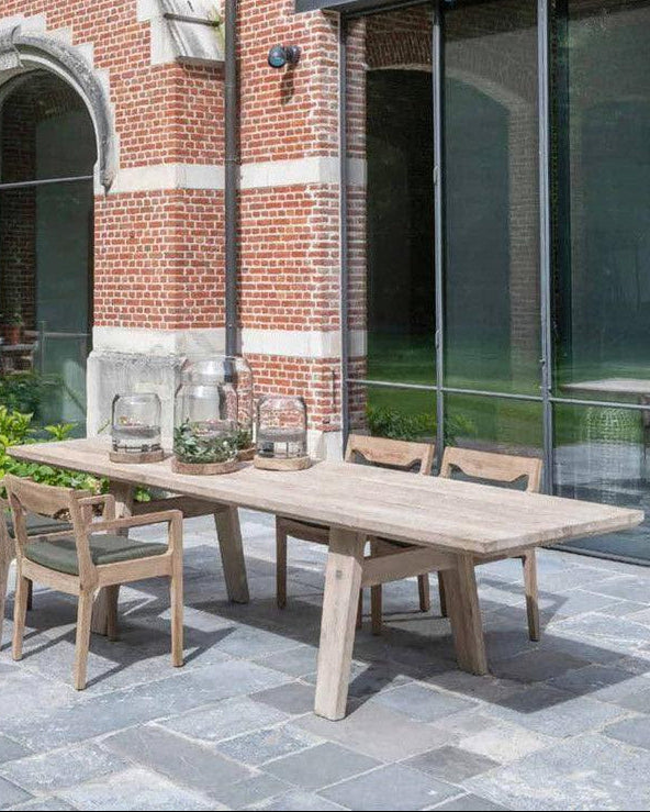 Esstisch MIA im Garten – stilvolle Essgruppe mit Outdoor-Stühlen rund um den Gommaire Teaktisch, ideal für gemütliche Sommerabende im Freien