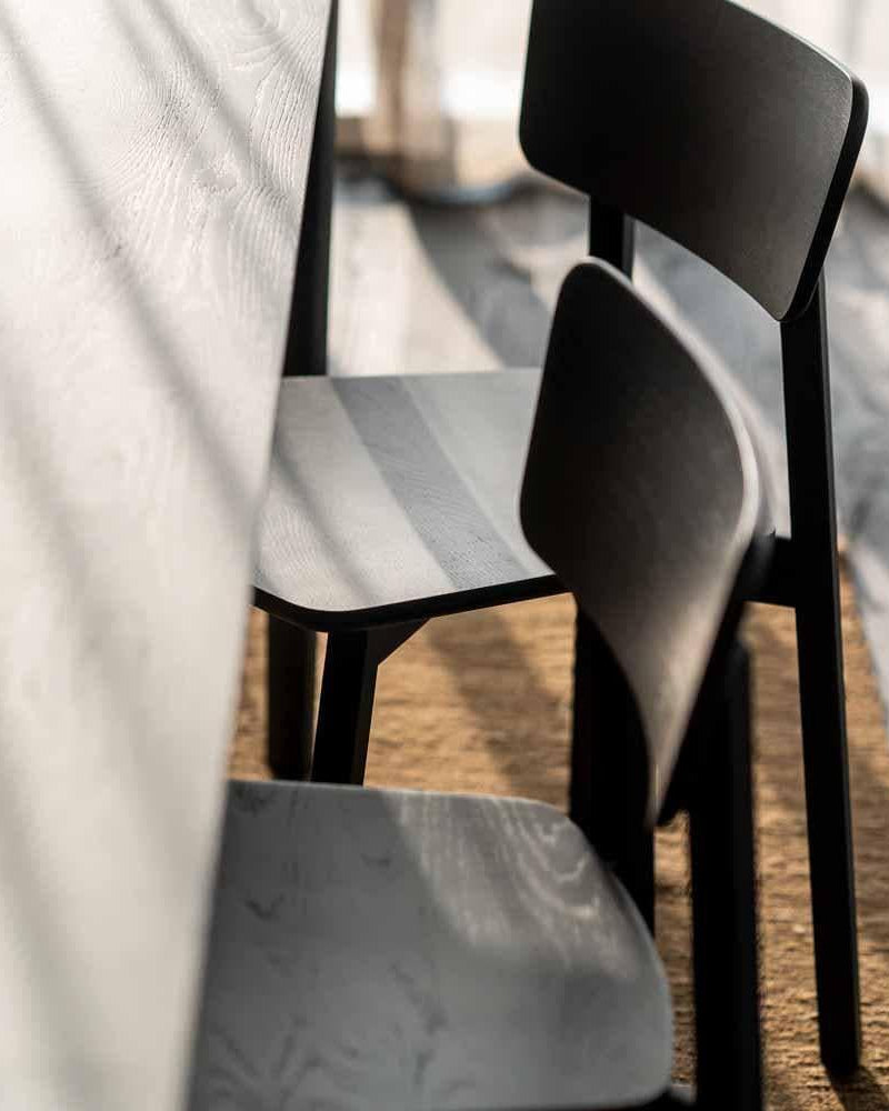 Stuhl CASALE Eiche schwarz | Ethnicraft | Homestorys