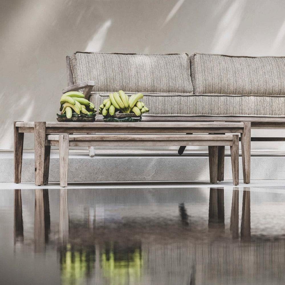Couchtisch FLOOR von Gommaire auf Terrasse – eleganter Holztisch in Kombination mit Loungegruppe, stilvolle Outdoor-Gestaltung mit Teakmöbeln