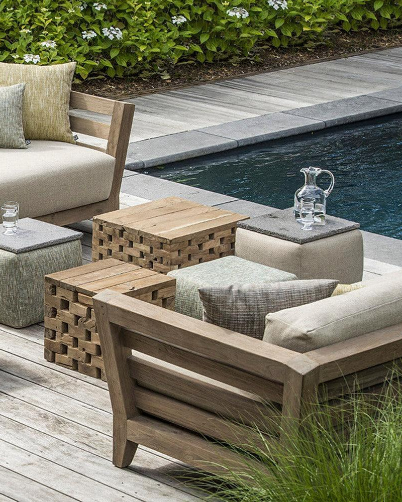 Outdoor-Sofa MIA von Gommaire am Pool – seitliche Ansicht mit Couchtisch und Kissen, perfekte Kombination aus Design und Funktion für Terrassenlounges