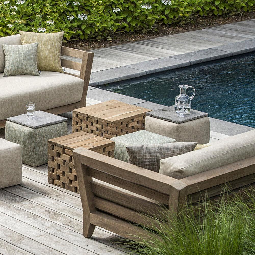 Outdoor-Sofa MIA von Gommaire am Pool – seitliche Ansicht mit Couchtisch und Kissen, perfekte Kombination aus Design und Funktion für Terrassenlounges