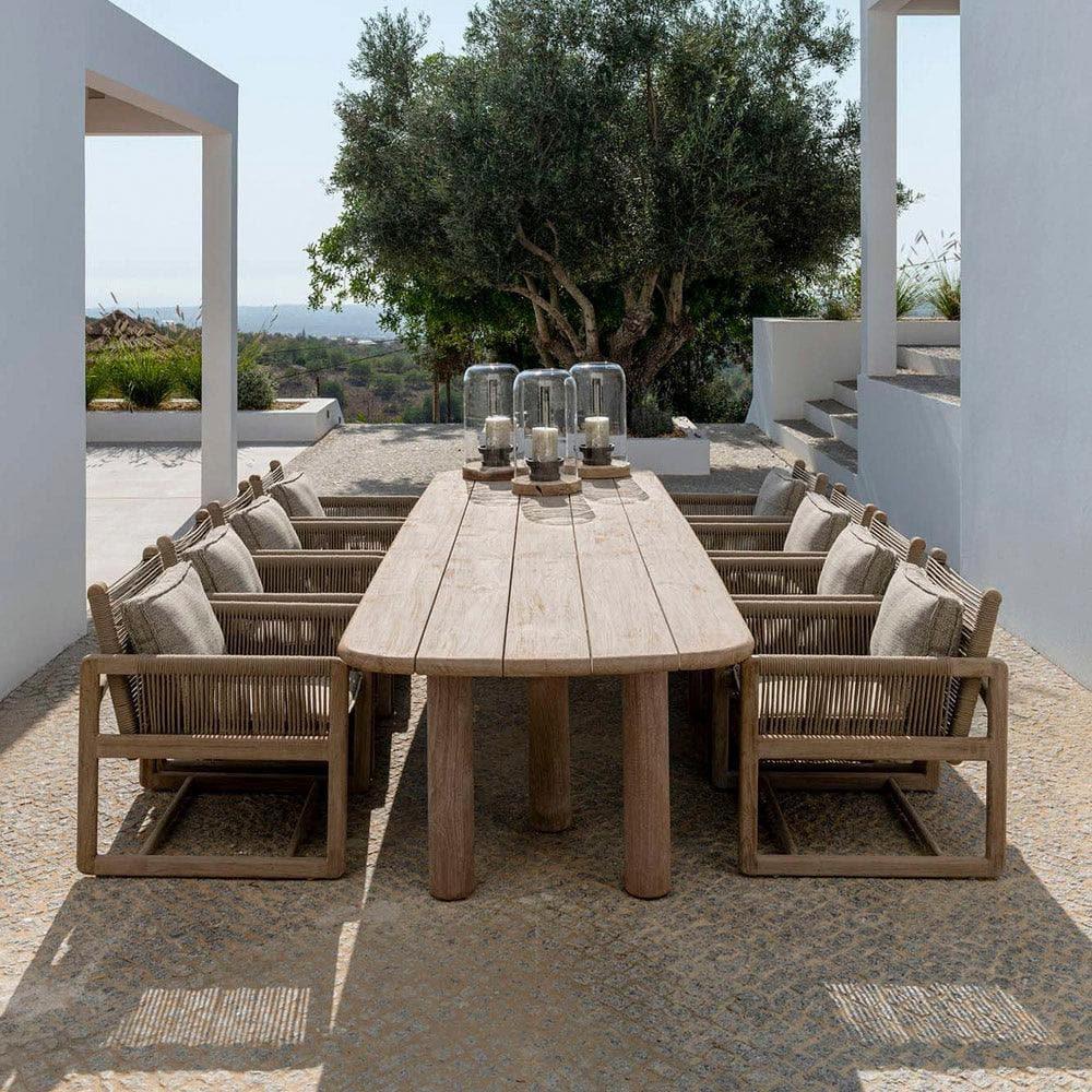 Gommaire Esstisch CARLO auf Terrasse – eleganter Teaktisch in Kombination mit Outdoor-Stühlen, stilvolle Garten-Essgruppe mit natürlichem Flair