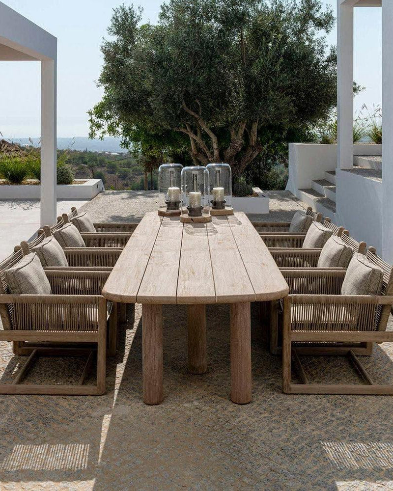 Gommaire Esstisch CARLO auf Terrasse – eleganter Teaktisch in Kombination mit Outdoor-Stühlen, stilvolle Garten-Essgruppe mit natürlichem Flair