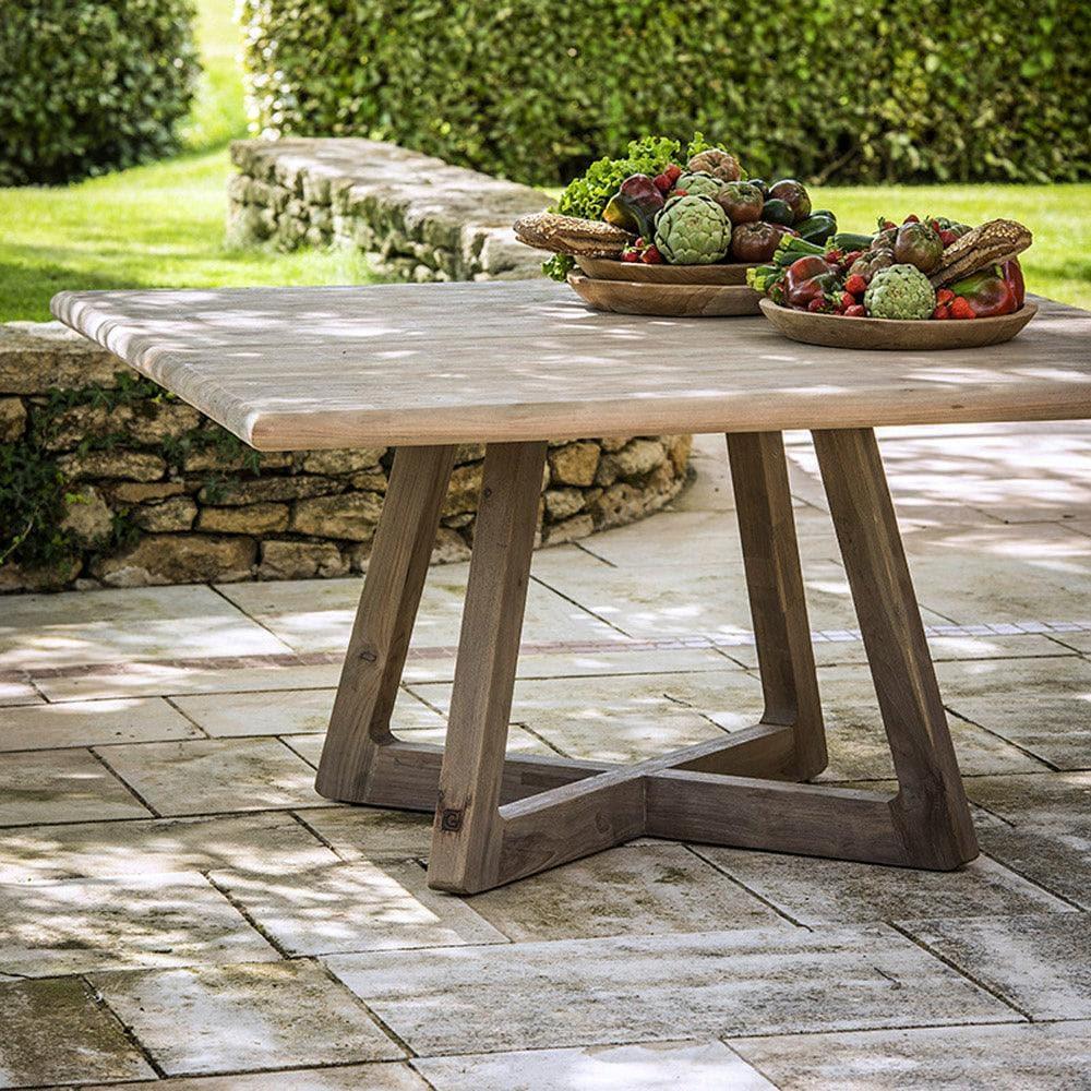 Esstisch DENNIS von Gommaire auf Terrasse – stilvoller Teaktisch kombiniert mit Outdoor-Stühlen, ideal für moderne Essbereiche im Freien