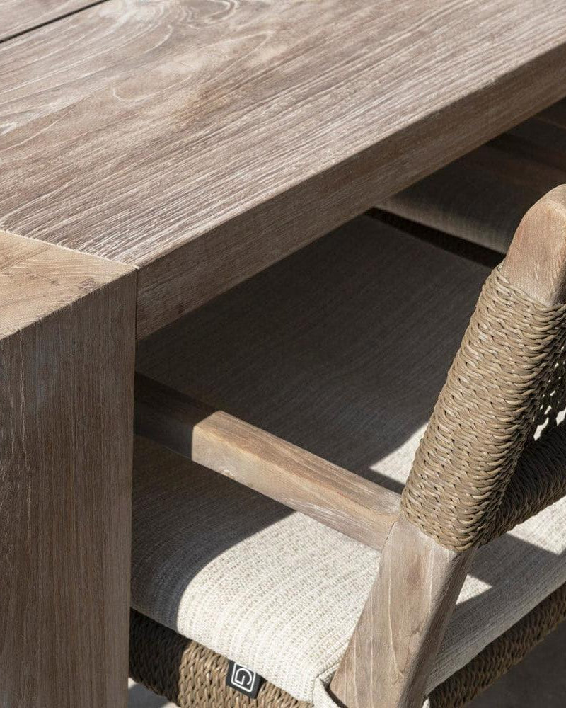 Esstisch JACOB auf Terrasse – Gommaire Outdoor-Tisch aus Teak in Kombination mit Gartenstühlen, ideal für stilvolle Essgruppen im Außenbereich