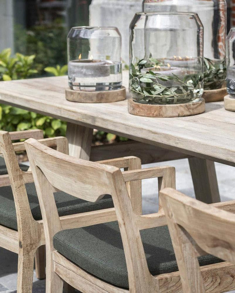 Esstisch MIA von Gommaire auf Terrasse – moderner Teakholz-Esstisch in Kombination mit bequemen Lounge-Stühlen für gesellige Outdoor-Momente