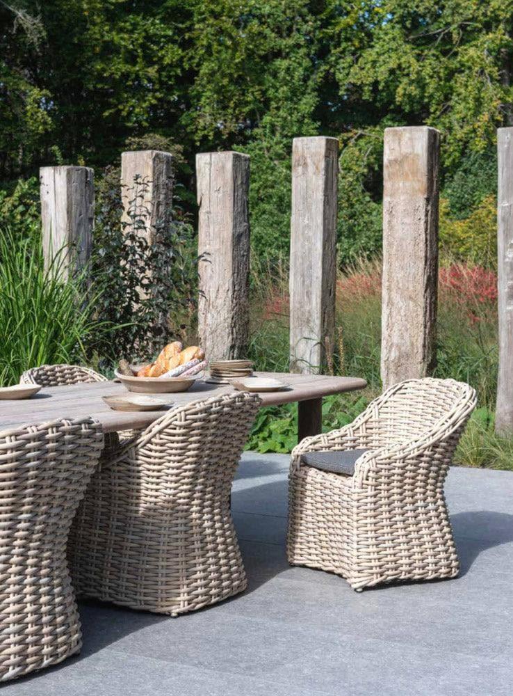 Gartenstuhl JENNA von Gommaire auf Terrasse – eleganter Teakstuhl am Esstisch, ideal für stilvolle Outdoor-Essbereiche mit natürlichem Flair