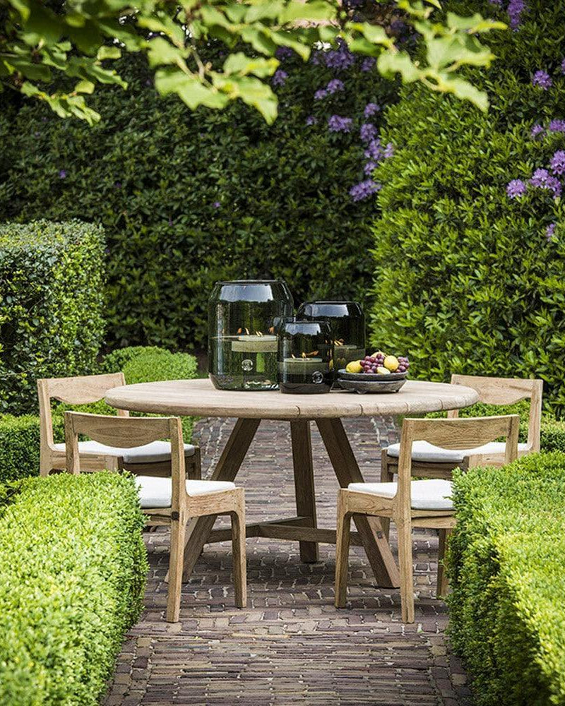 Gommaire Gartentisch ANTON Ø150 mit passenden Outdoor-Stühlen – stilvolles Ess-Setup auf der Terrasse mit recyceltem Teak und natürlichem Flair