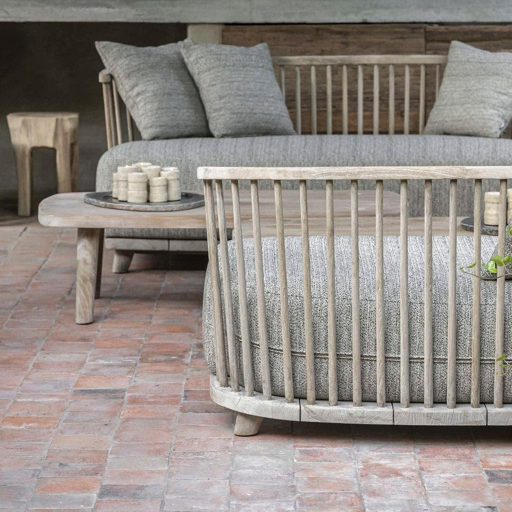 LOUNGE CAROL Sofa von Gommaire im Gartenbereich – elegantes Outdoor-Möbel mit klaren Linien, ideal für moderne Gartengestaltung