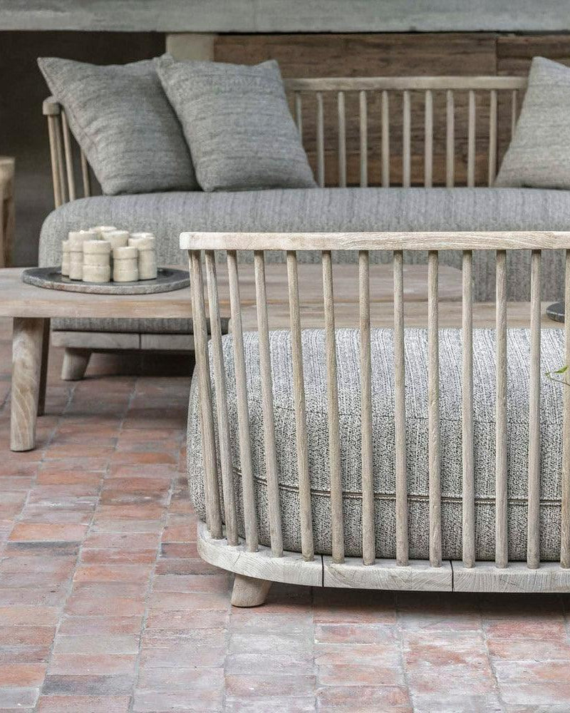 LOUNGE CAROL Sofa von Gommaire im Gartenbereich – elegantes Outdoor-Möbel mit klaren Linien, ideal für moderne Gartengestaltung