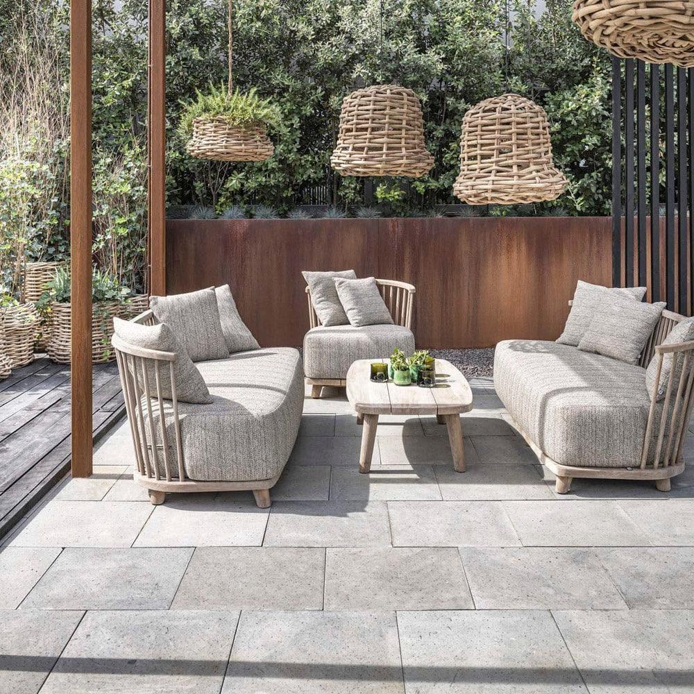 LOUNGE CAROL Gartensessel von Gommaire auf Terrasse – kombiniert mit Sofa und Couchtisch für stilvolle Outdoor-Lounge mit natürlichem Charakter