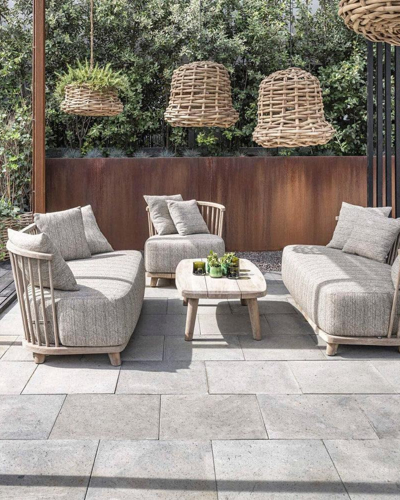 LOUNGE CAROL Gartensessel von Gommaire auf Terrasse – kombiniert mit Sofa und Couchtisch für stilvolle Outdoor-Lounge mit natürlichem Charakter
