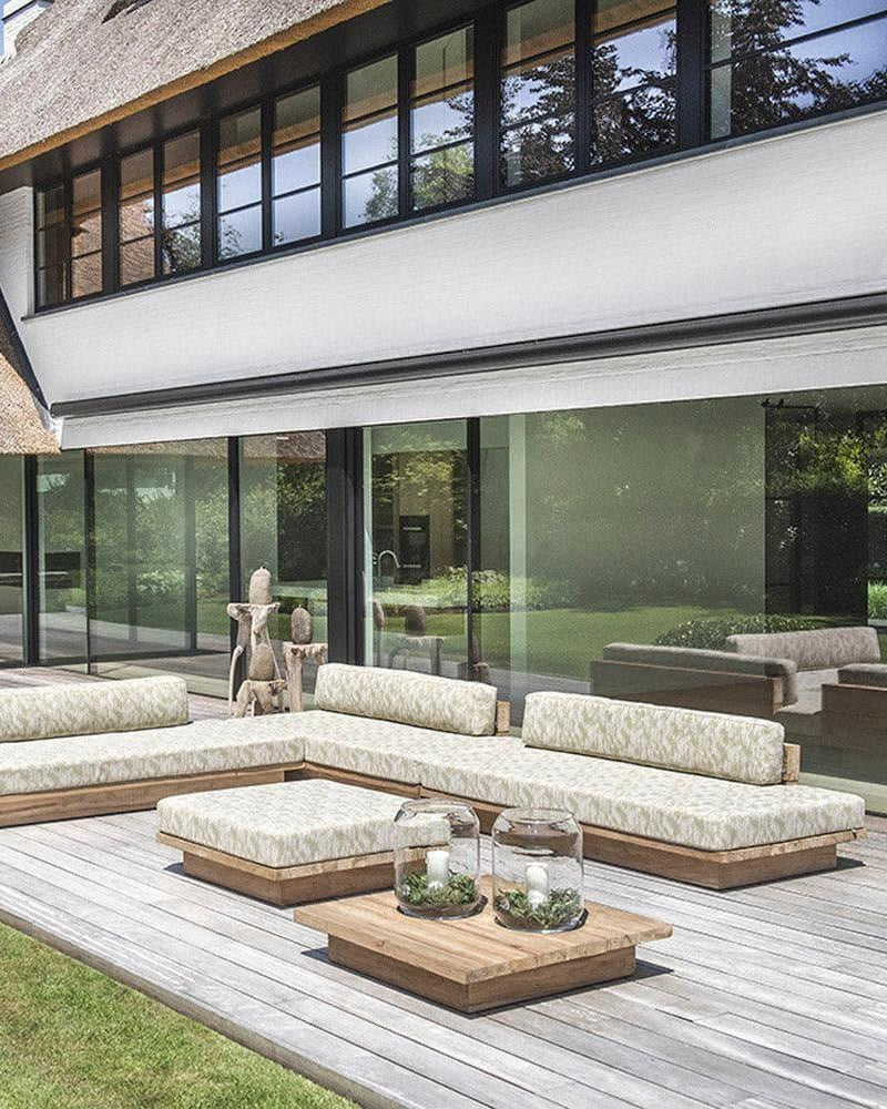 MAGNUS Gartensofa von Gommaire im Garten – stilvoll kombiniert mit Loungesessel und Teaktisch für eine natürliche, wetterfeste Outdoor-Sitzgruppe