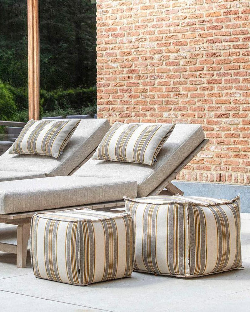 Outdoor-Pouf SQUARE von Gommaire kombiniert mit Sonnenliegen – elegantes Lounge-Setting aus Teakholz und wetterfesten Polstern für moderne Terrassengestaltung