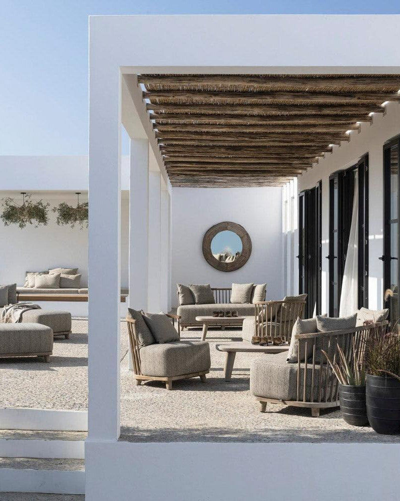 Gartensofa LOUNGE CAROL von Gommaire im Set mit Couchtisch und Sessel – gemütliche Outdoor-Lounge aus recyceltem Teakholz und wetterfestem Polster