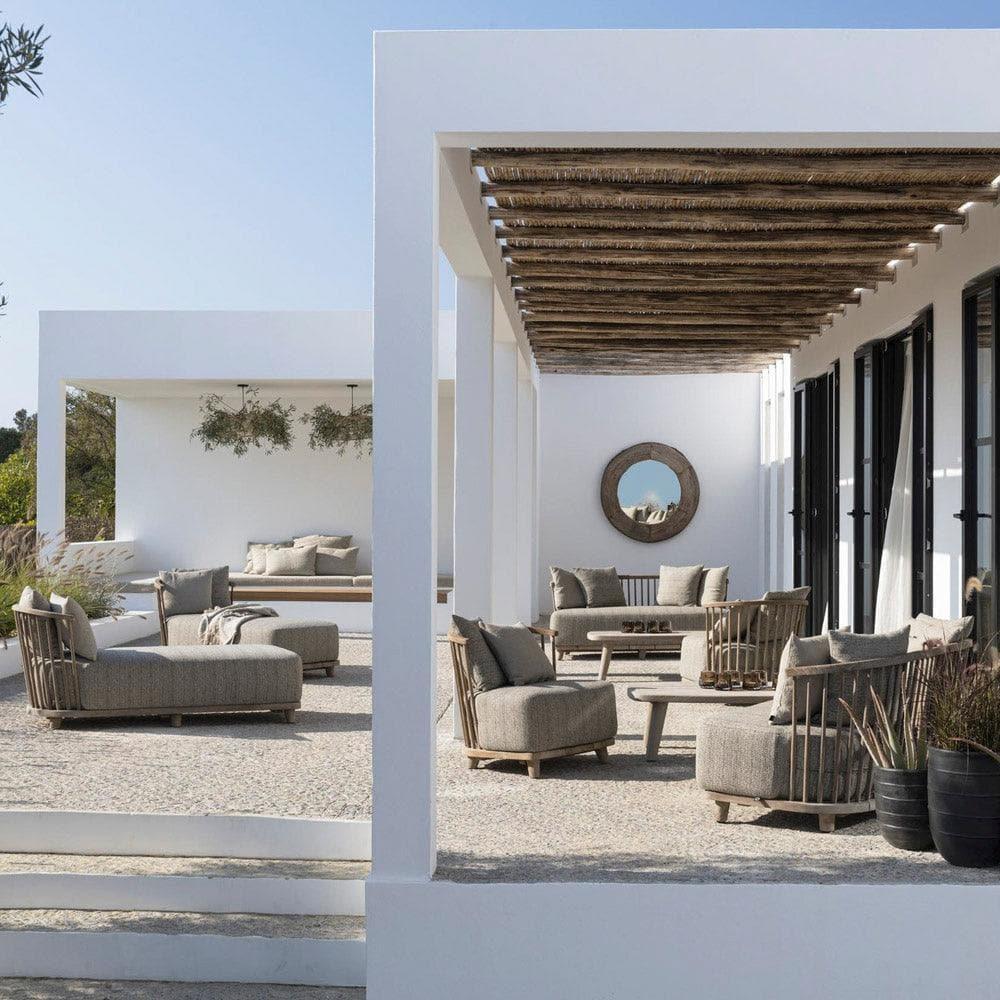 Gartensessel LOUNGE CAROL von Gommaire im Garten – eleganter Teakholz-Sessel mit wetterfestem Kissen, ergänzt durch minimalistischen Beistelltisch