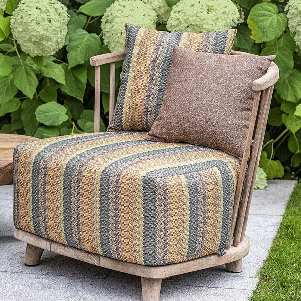 LOUNGE CAROL Gartensessel im Grünen – kombiniert mit Lounge-Gruppe von Gommaire für harmonische, hochwertige Outdoor-Gestaltung