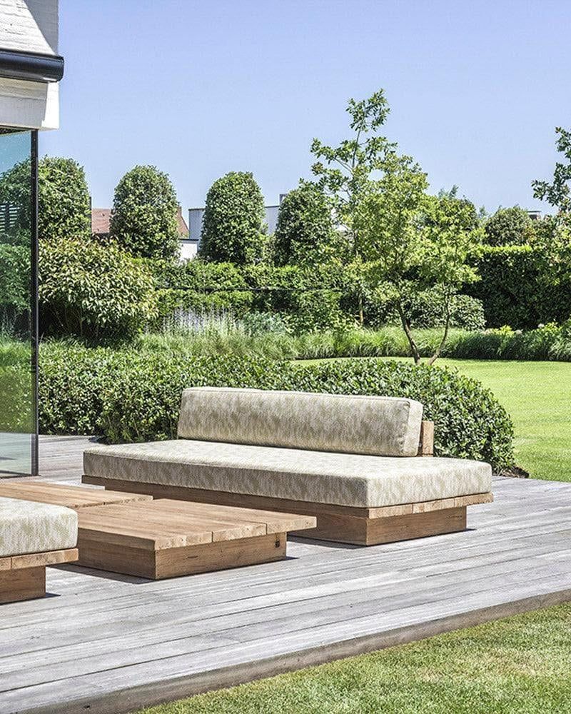 Canapé de jardin MAGNUS de Gommaire sur terrasse - meuble Outdoor moderne en teck avec rembourrage confortable pour les espaces extérieurs exclusifs