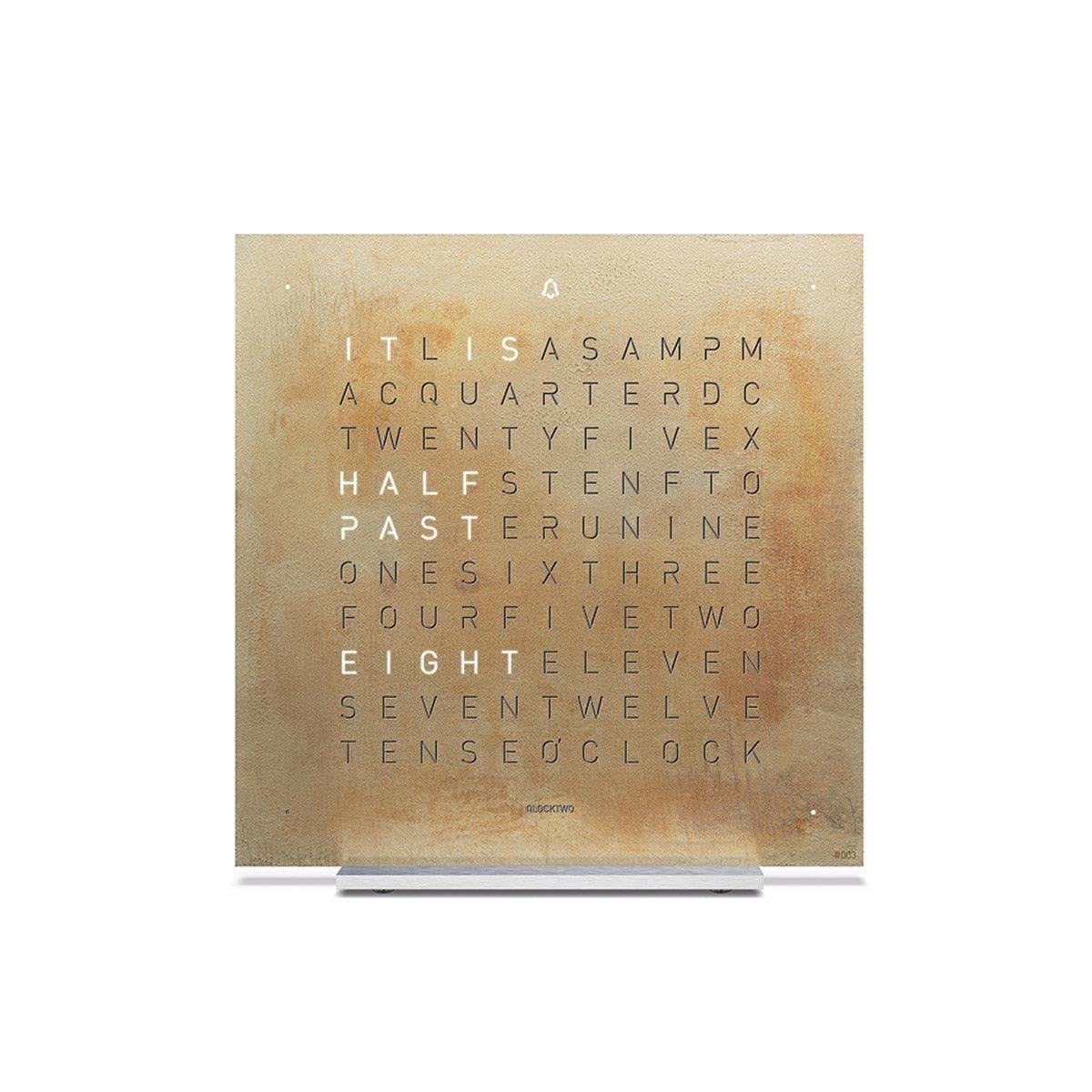 QLOCKTWO EARTH 13.5 Silver & Gold – Frontansicht der exklusiven Creator’s Edition Tischuhr mit silber-goldenem Finish und typografischer Zeitanzeige