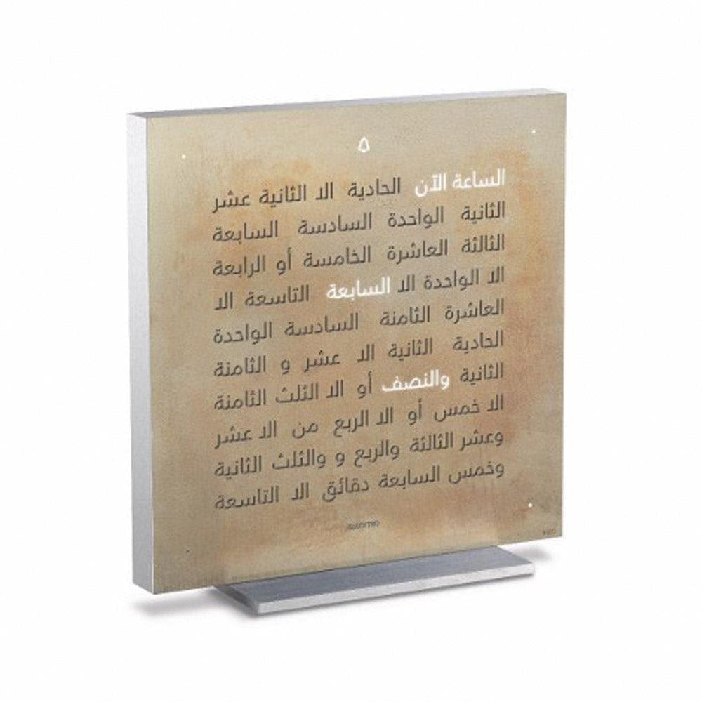 Ru’ya janibiyya lisa’at QLOCKTWO EARTH 13.5 Silver & Gold – saa’at maktab faakhira min nuskhat al-mukhtari‘ bi-lawn al-fidda wa-dhahab