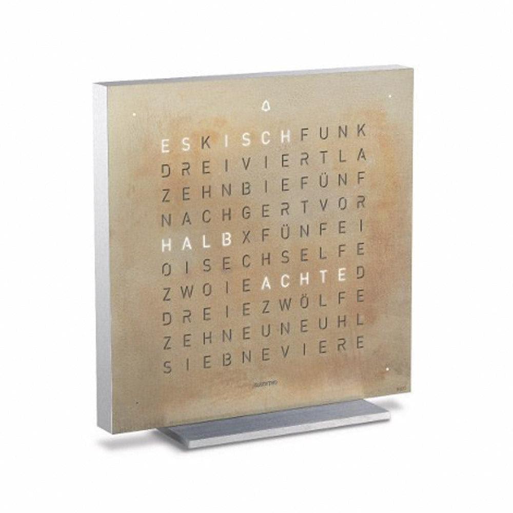 QLOCKTWO EARTH 13.5 Silver & Gold – Seitäblick uf d’exklusivi Creator’s-Edition-Tischuhr mit Silber-Gold-Front