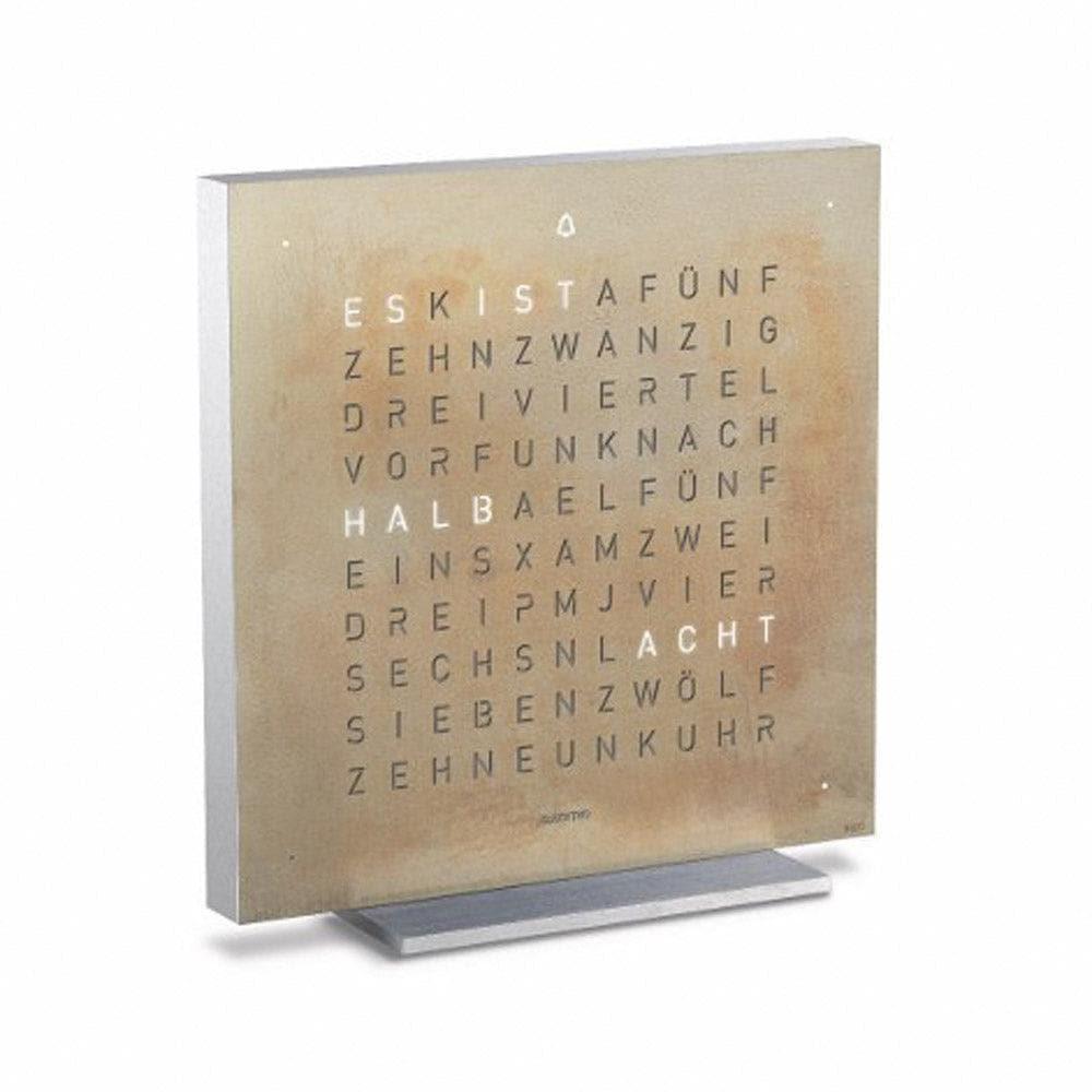 QLOCKTWO EARTH 13.5 Silver & Gold – Seitenansicht der kunstvoll gefertigten Design-Tischuhr mit vergoldeter und versilberter Front