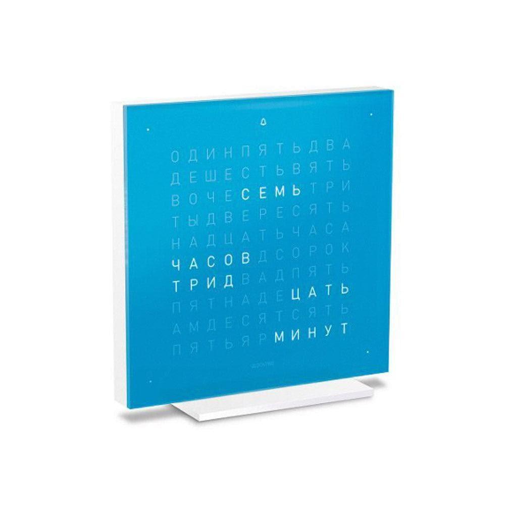 QLOCKTWO EARTH 13.5 Blue Candy – боковой вид дизайнерских настольных часов ярко-синего цвета с типографическим отображением времени