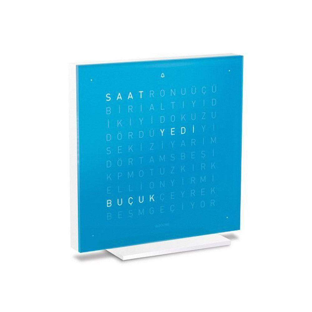 QLOCKTWO EARTH 13.5 Blue Candy – mavi tasarımlı masa saati yan görünümü, tipografik zaman göstergesi ile