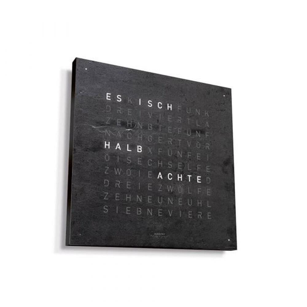 QLOCKTWO EARTH 45 mit schwarzem Ghäus – steni Designuhr mit echter Gesteinsoptik, für e Wohnig mit Charme