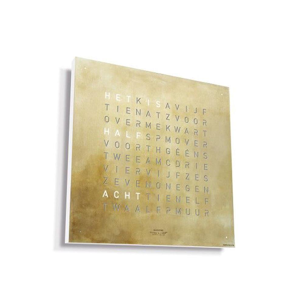 QLOCKTWO EARTH 45 met witte behuizing – stijlvolle mix van goud en zilver met een fris designaccent