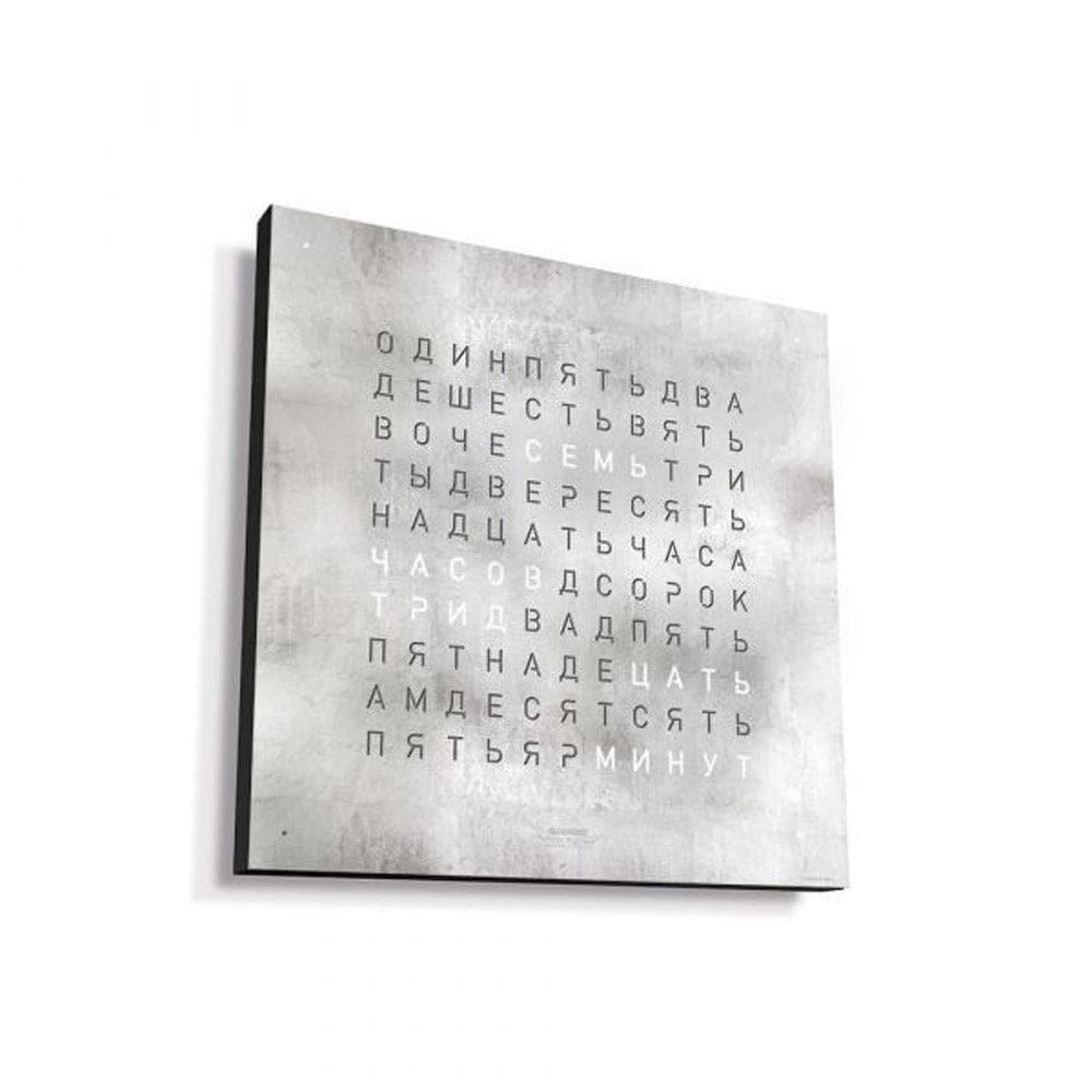 Боковой вид настенных часов QLOCKTWO EARTH 45 Creator’s Edition Platinum – роскошная платиновая отделка и минималистичный дизайн