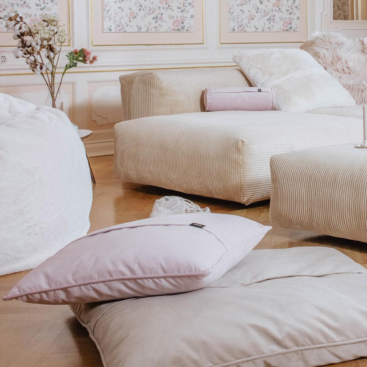 Vetsak BIG PILLOW in Cord Velours Sand – wohnliches Setting mit warmen Naturtönen und strukturierten Kissen auf modularer Couch