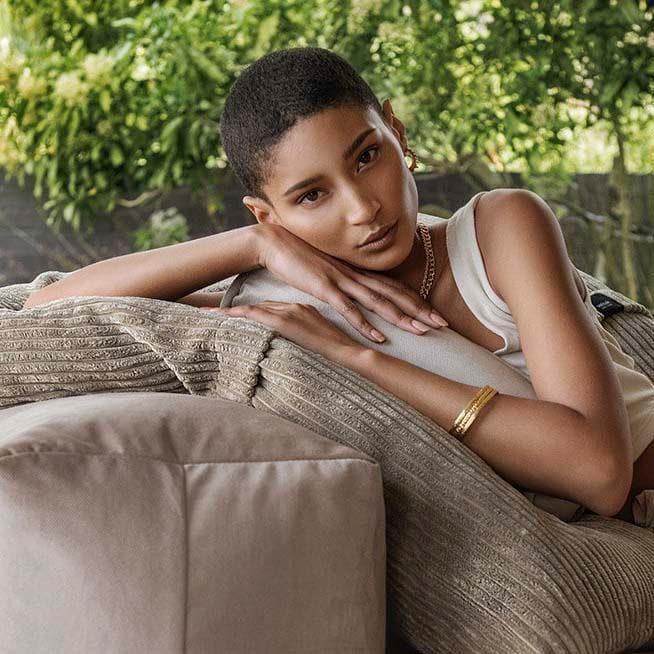 Lederkissen JUMBO PILLOW von Vetsak in edlem Loft-Ambiente – XL-Kissen auf modularem Ledersofa in Dark Grey