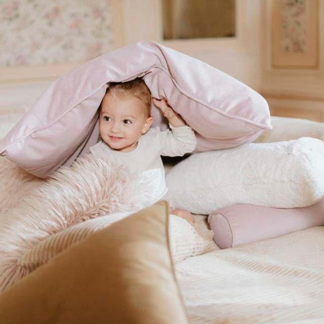 Vetsak Kissen PILLOW im Wohnzimmer – gemütliche Szene mit Kleinkind auf modularem Sofa, kombiniert mit weichen Designkissen in Cord Velours Sand