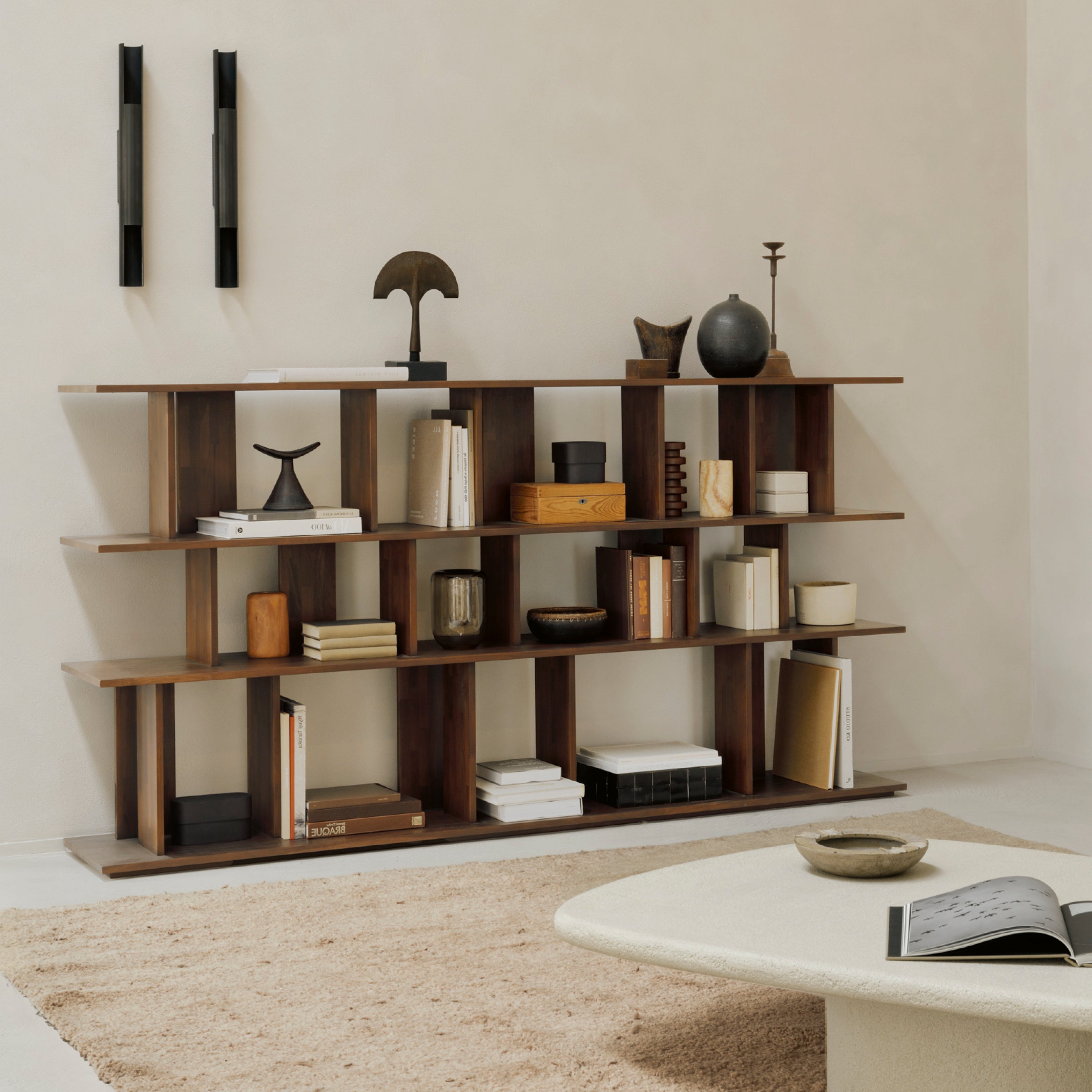 Modernes Holzregal von Ethnicraft als Aufbewahrungsmöbel, klar gegliederte Fächer für Bücher und Objekte