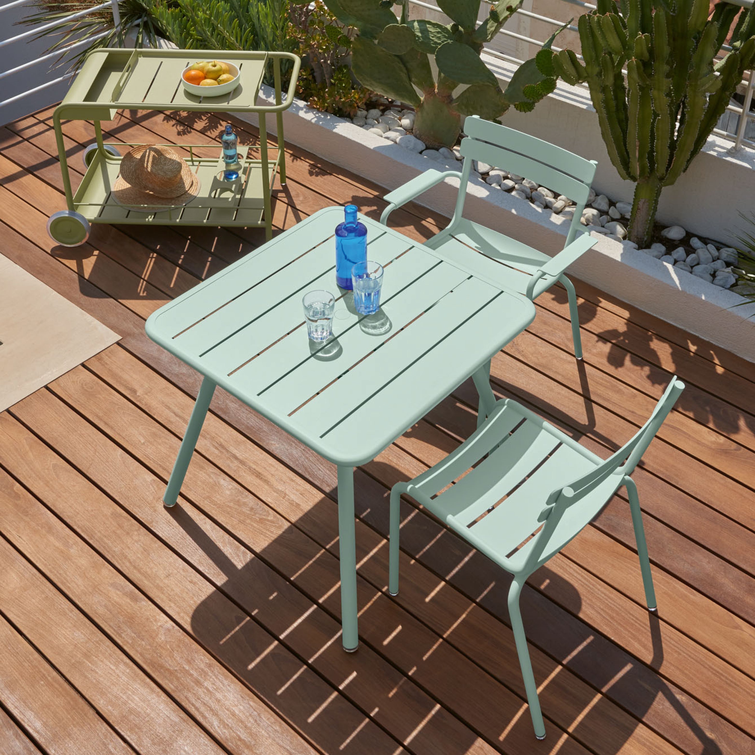 Fermob Luxembourg Kollektion – französisches Outdoor-Design mit Stühlen, Bänken und Tischen aus Aluminium in ikonischer Lattenoptik