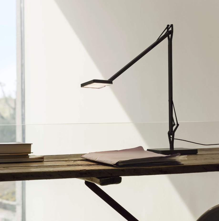 LED Schreibtischlampe mit verstellbarem Arm in Schwarz auf rustikalem Holztisch im Tageslicht