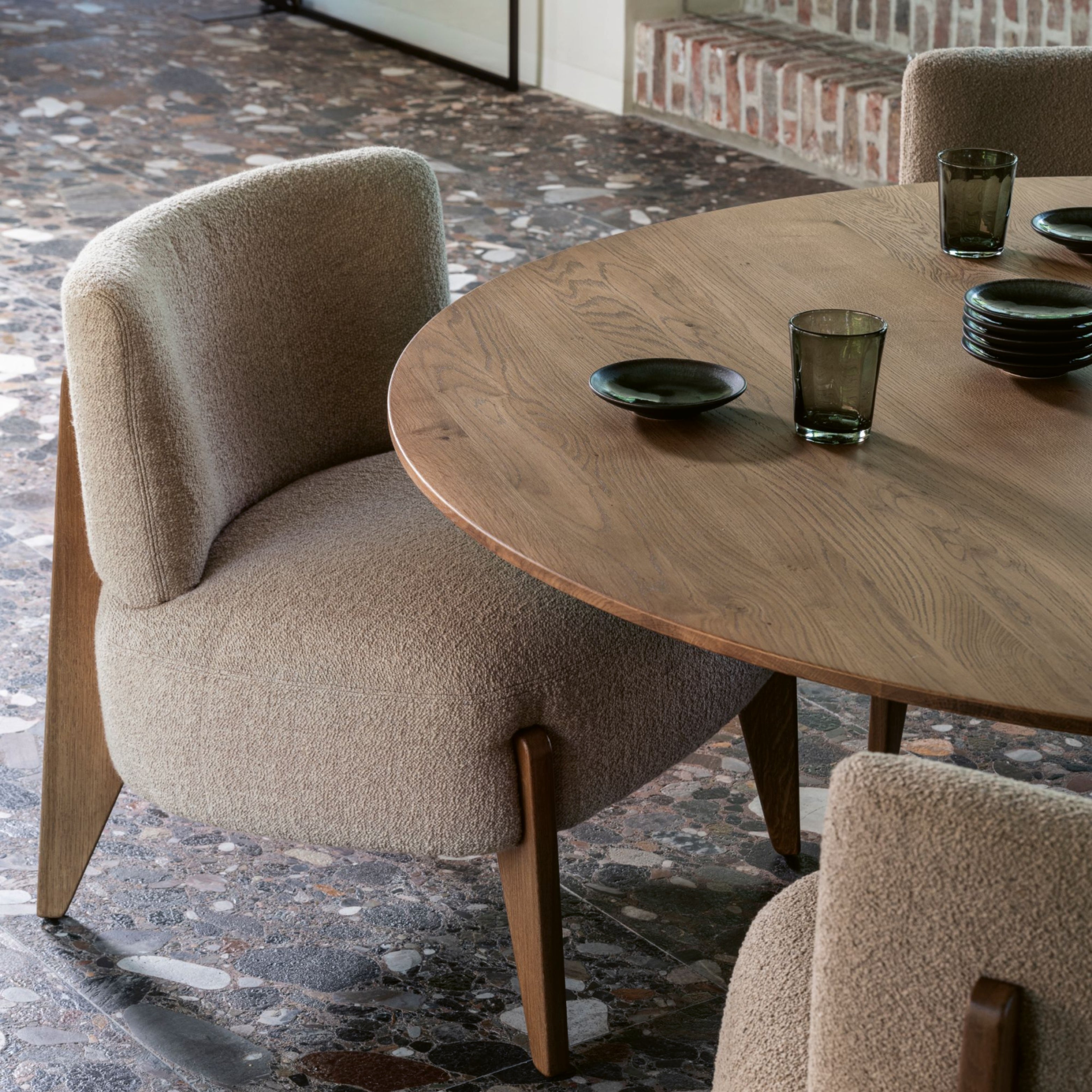 Passe Partout Designstuhl mit runder Rückenlehne und massiver Esstisch aus Holz – modernes Dining-Set