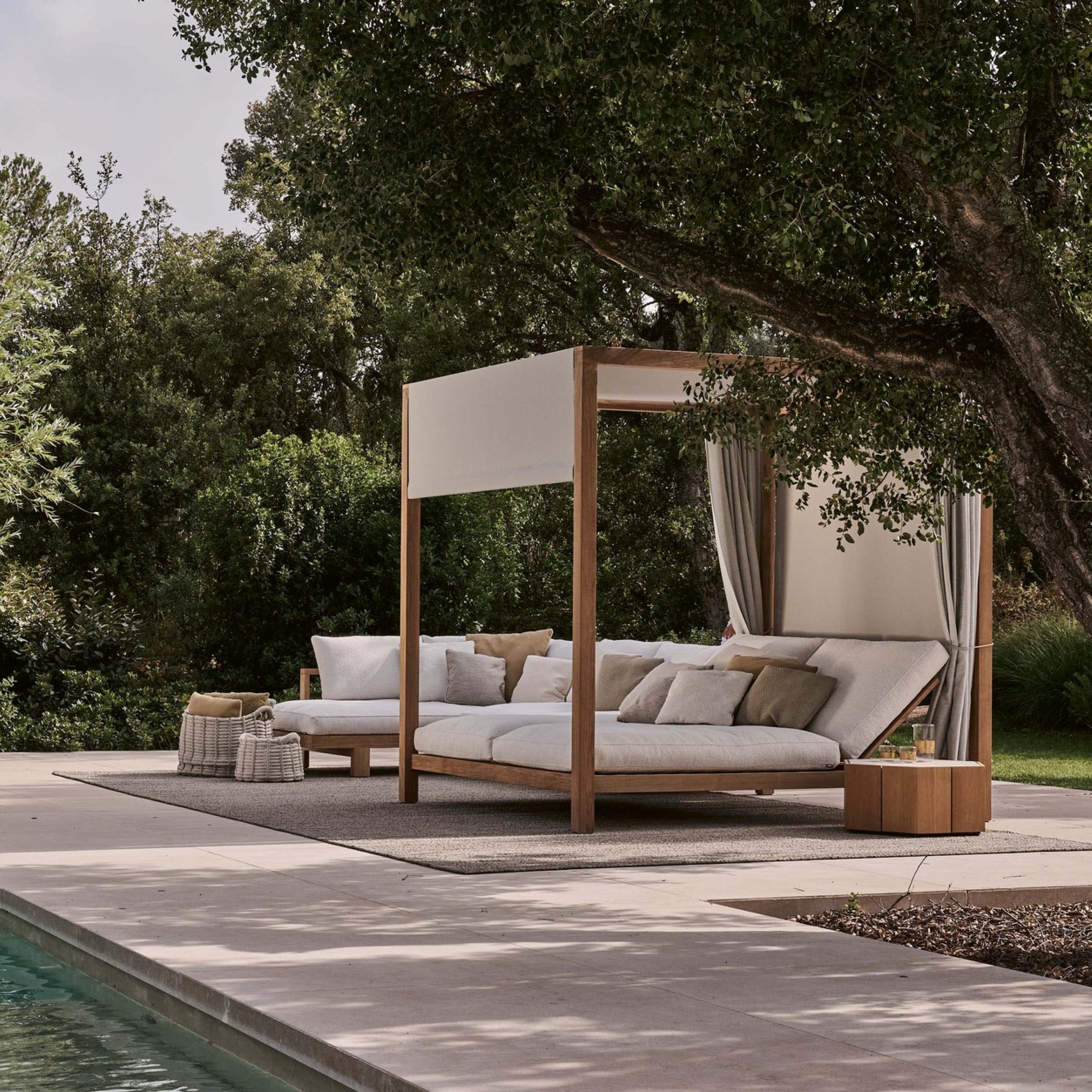 Hochwertiger Outdoor Pavillon mit Holzstruktur vor Pool