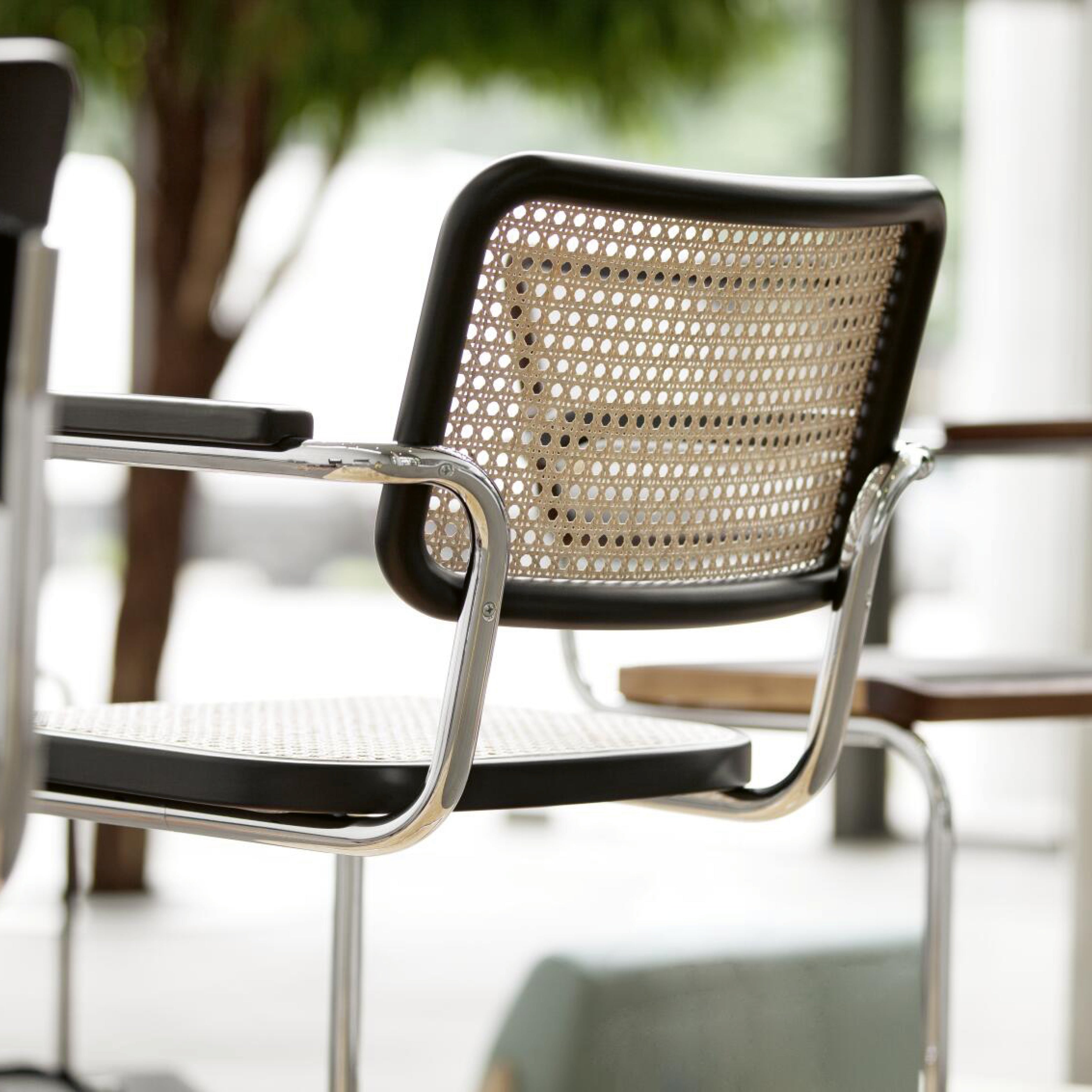 Thonet Freischwinger mit Stahlrohrgestell und Wiener Geflecht – Designklassiker für Esszimmer oder Besprechungsraum.
