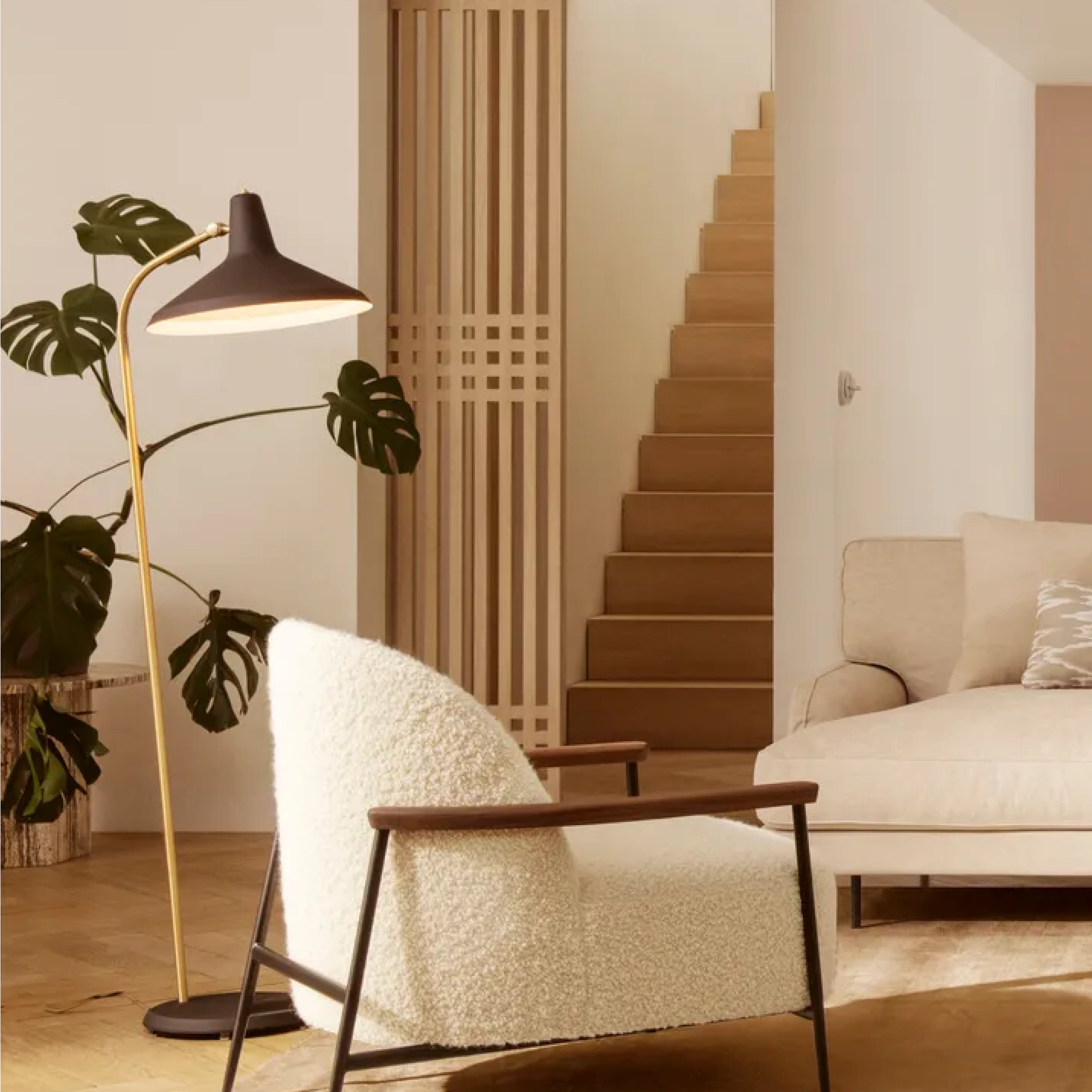 Timberline Stehleuchte von Gubi – elegantes Design mit natürlichem Holz und stilvollem Schirm.