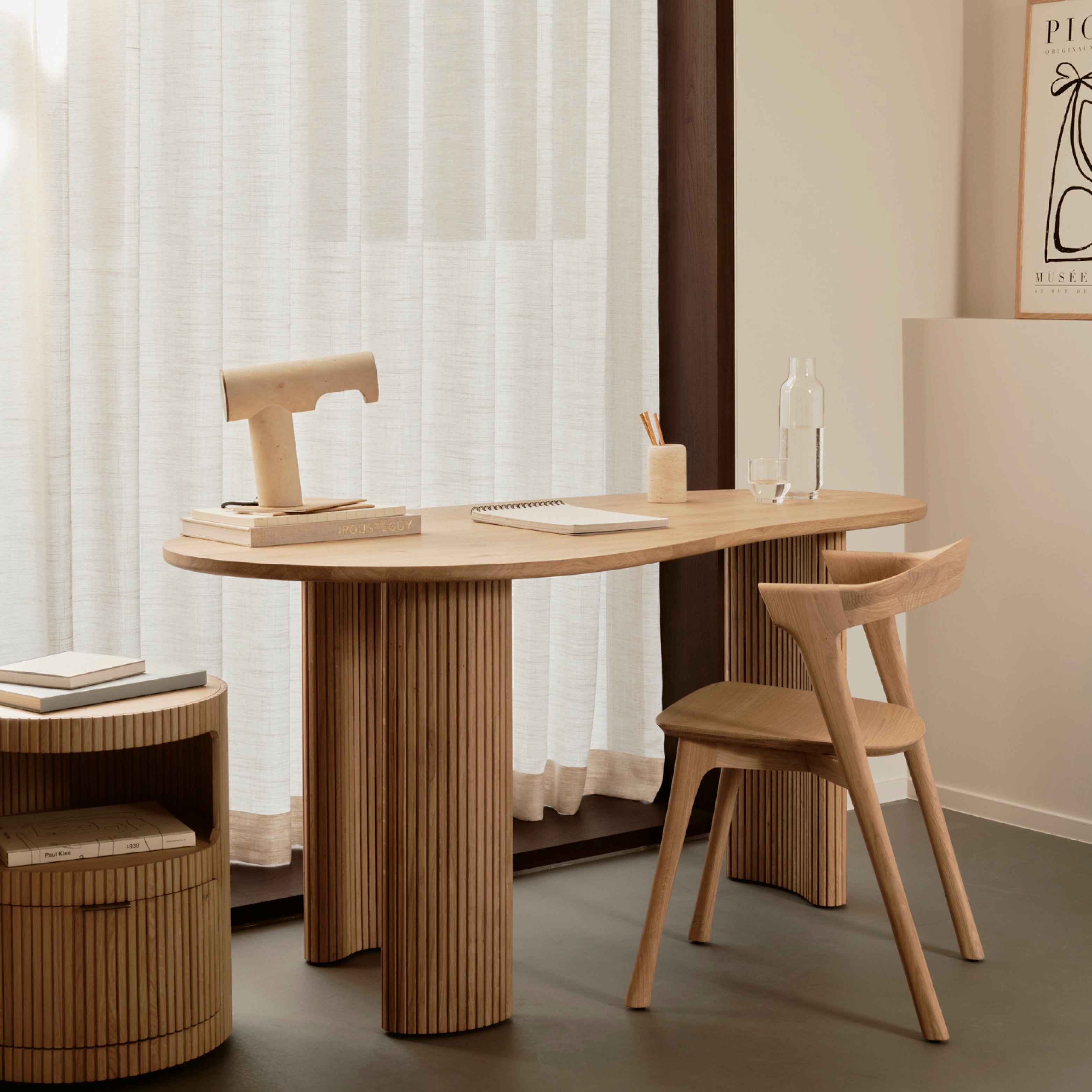 Boomerang Schreibtisch aus Eiche von Ethnicraft mit passendem Bok Stuhl – minimalistisches Homeoffice-Setup mit natürlichem Design