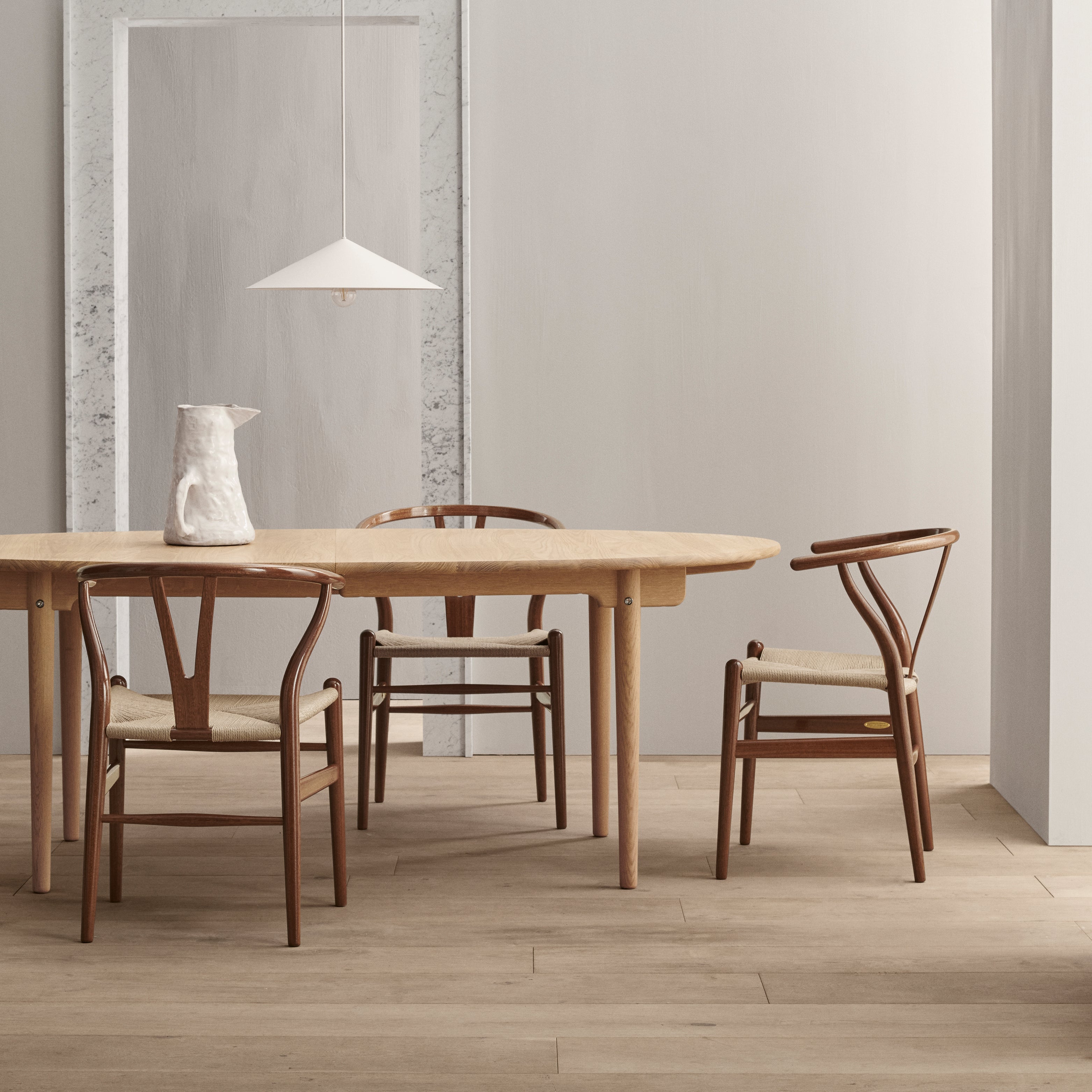 Carl Hansen & Søn Designmöbel – ikonischer Wishbone Chair in hochwertigem Interieur-Setting