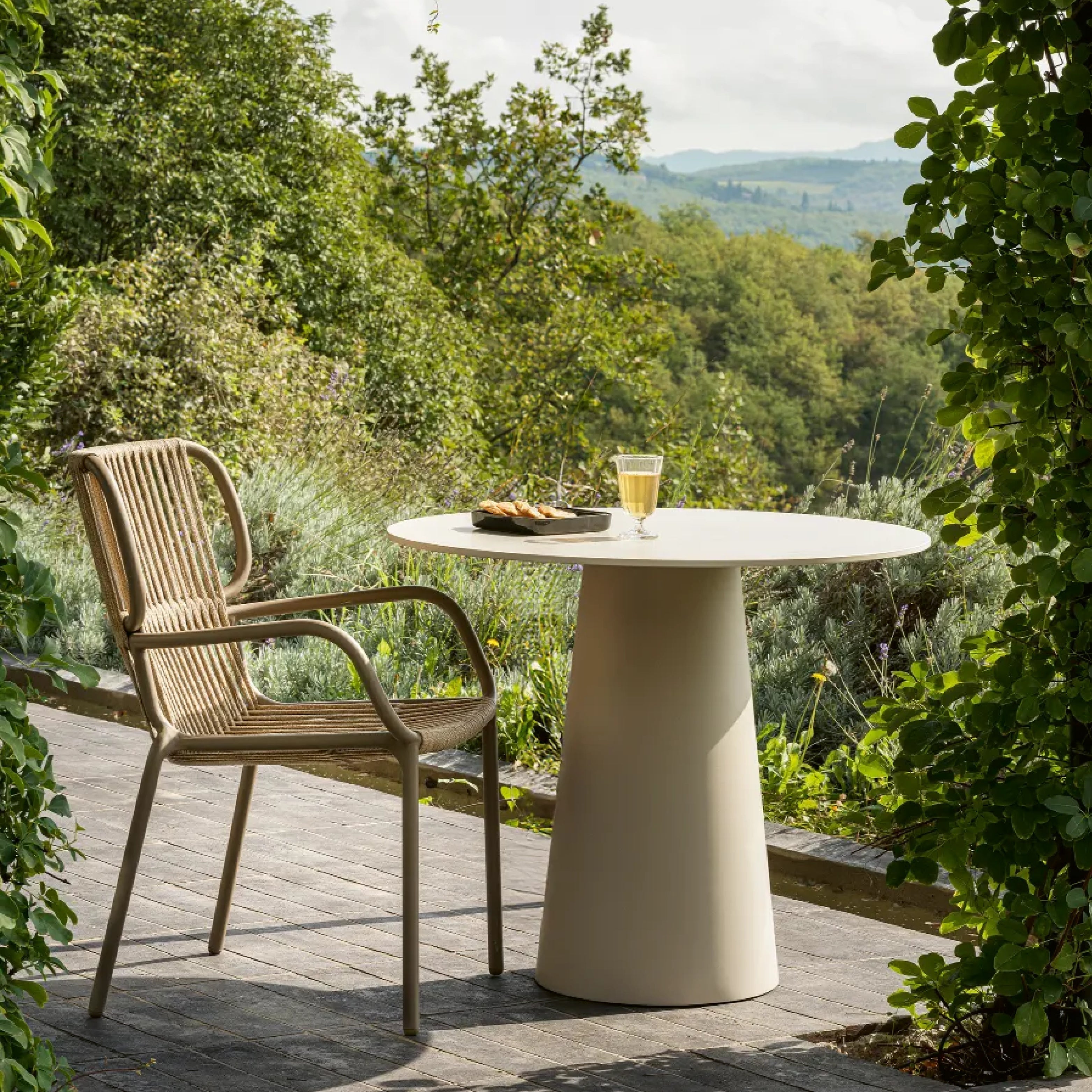 Vincent Sheppard Outdoorstuhl mit Armlehne und rundem Gartentisch – Essplatz auf der Terrasse mit Naturblick